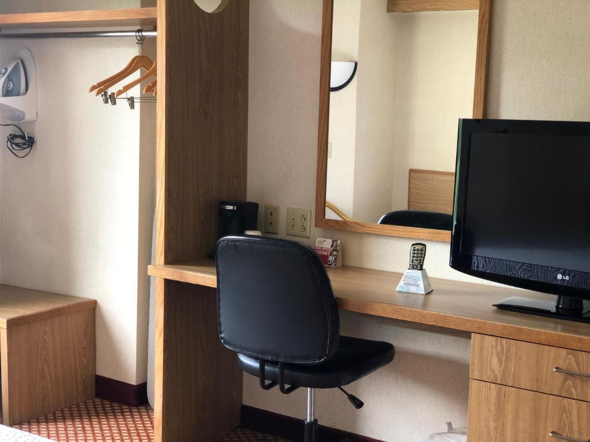 Hotel Airport Pittsburgh Airport 2*
