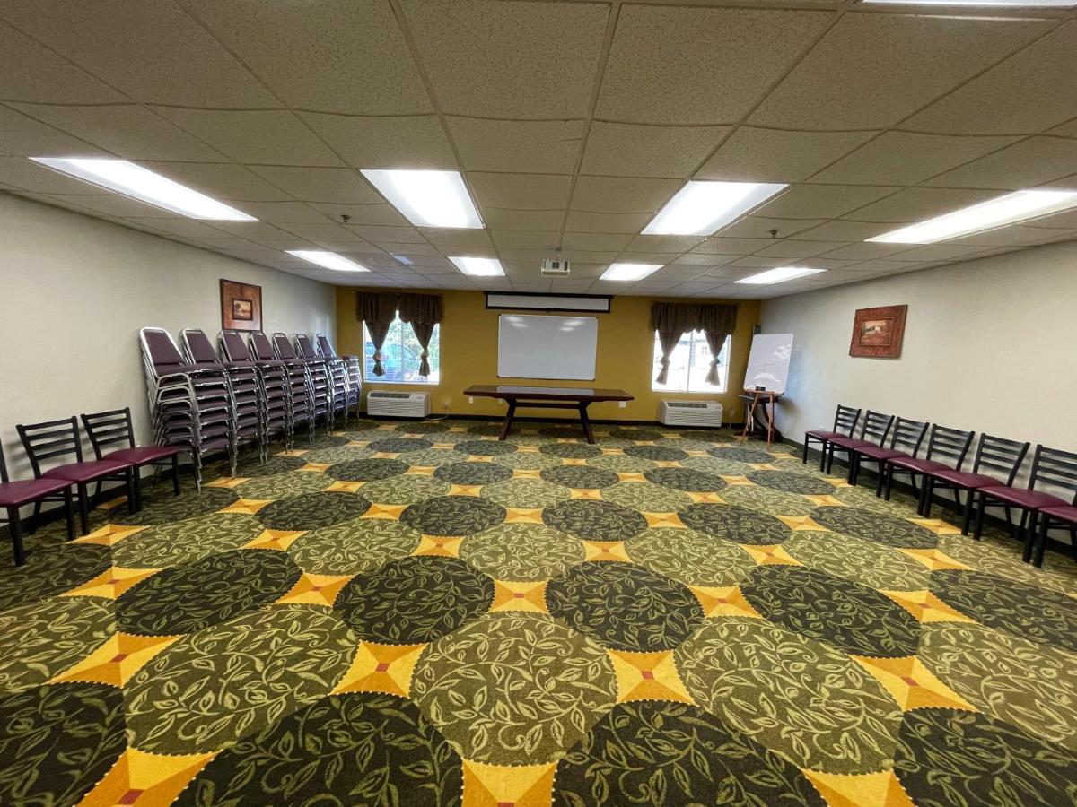 Hotel Airport Pittsburgh Airport 2*