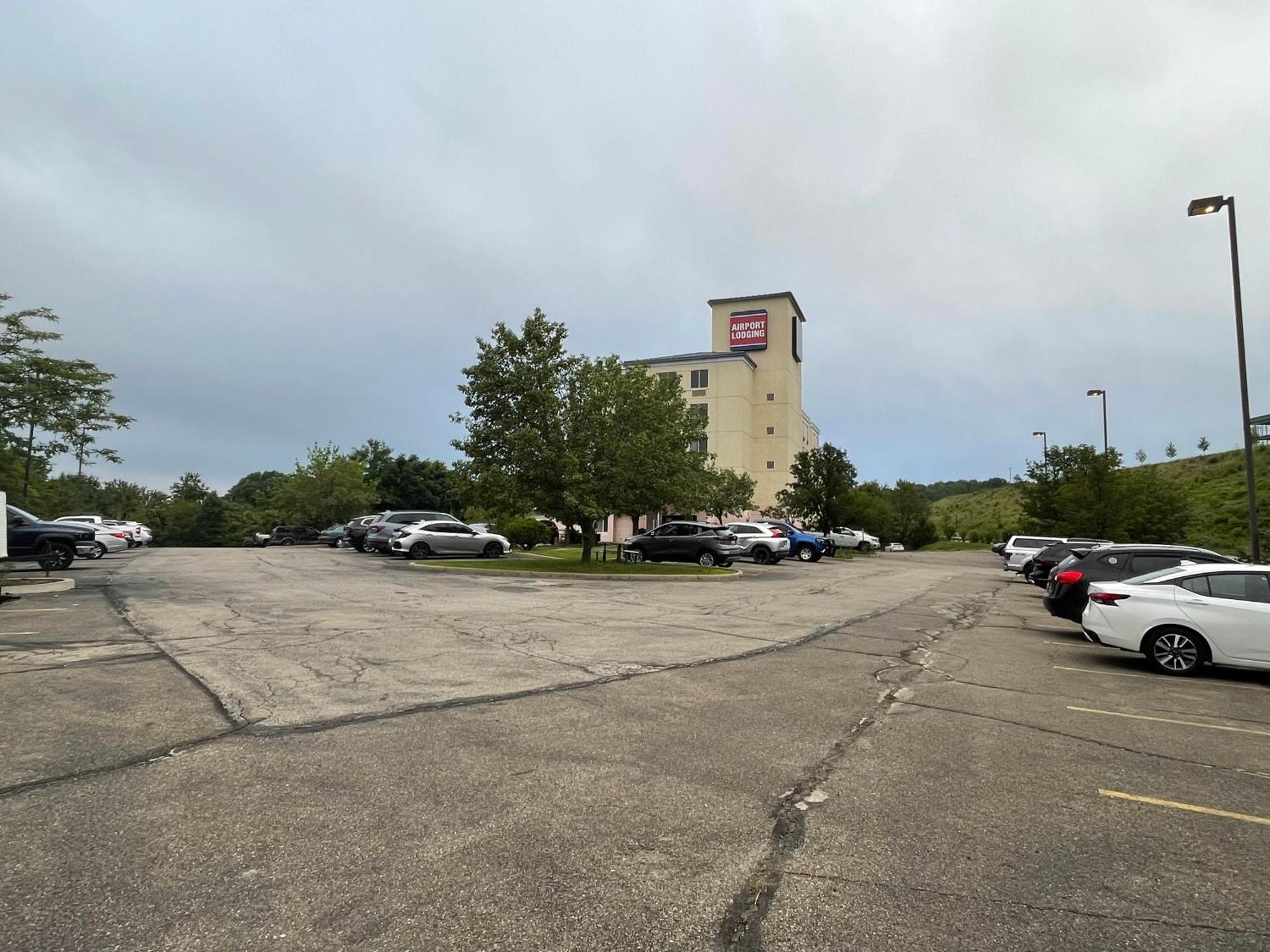 Hotel Airport Pittsburgh Airport 2*