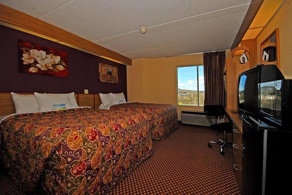 Airport Pittsburgh Airport Hotel 2*